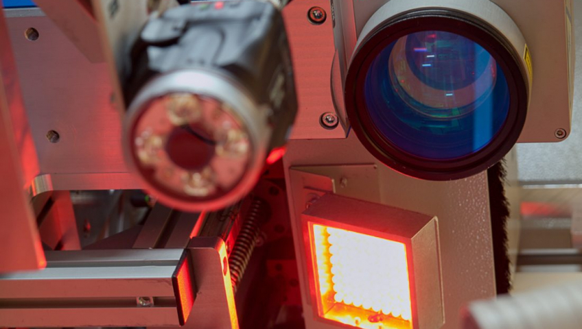 Laser machine with reader Camera at the laser module